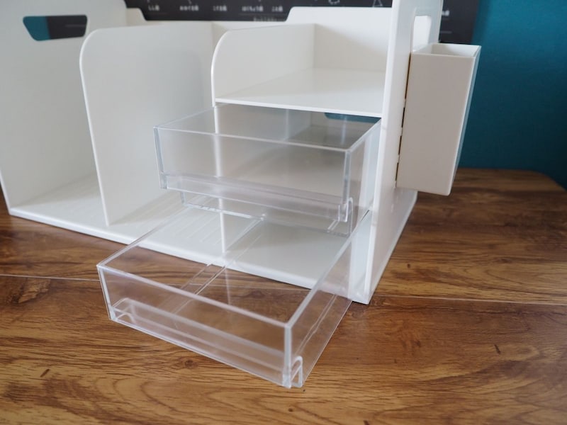 ノートも文房具も散らからない！置くだけで学習机が整う「多機能ブックスタンド」