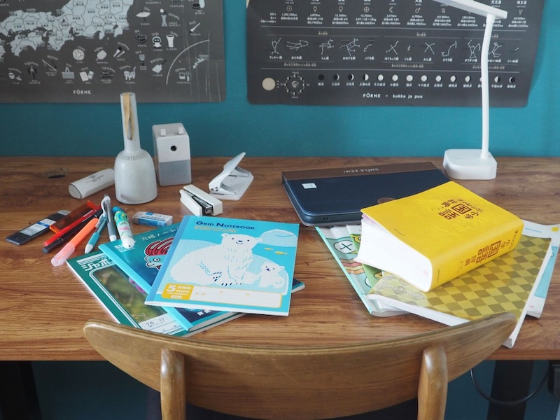 ノートも文房具も散らからない！置くだけで学習机が整う「多機能ブックスタンド」