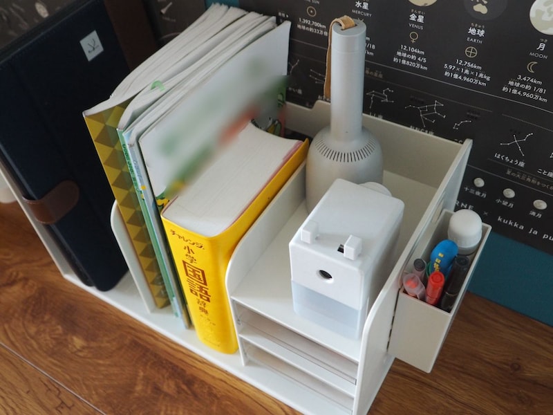 ノートも文房具も散らからない！置くだけで学習机が整う「多機能ブックスタンド」