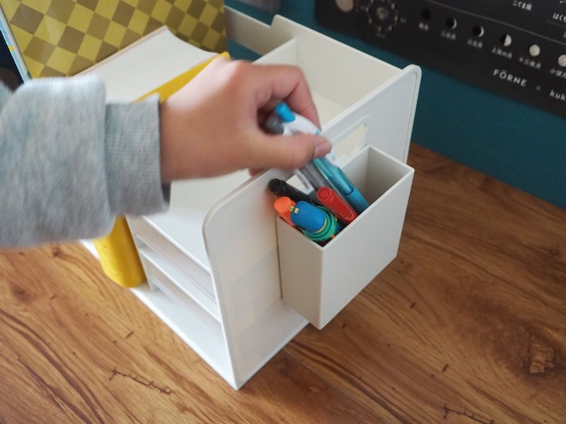 ノートも文房具も散らからない！置くだけで学習机が整う「多機能ブックスタンド」