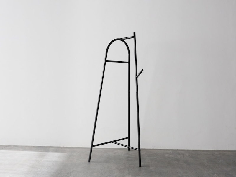 狭い玄関で省スペース収納を叶える方法とは？コート掛けもバッグ置き場もすっきり整う収納アイデア