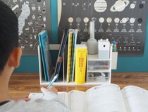 ノートも文房具も散らからない！置くだけで学習机が整う「多機能ブックスタンド」
