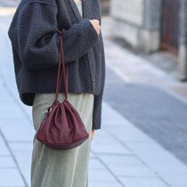 ペットボトルにカメラまで。見た目以上に入ってバッグにもなる『巾着ポーチ』インスタグラマーさんの使い方