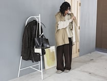 狭い玄関で省スペース収納を叶える方法とは？コート掛けもバッグ置き場もすっきり整う収納アイデア