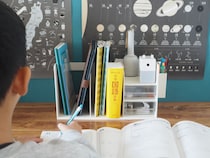 ノートも文房具も散らからない！置くだけで学習机が整う「多機能ブックスタンド」