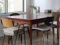 腰イタタ…の救世主！スタッフも愛用の『無重力クッション』、インテリアに馴染む愛用風景をご紹介