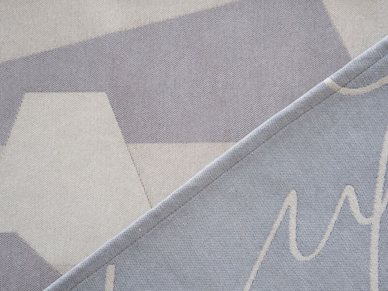 玄関に敷いたり、リビングでくつろぐときにも。「アートのようなラグマット」を暮らしに取り入れてみた話