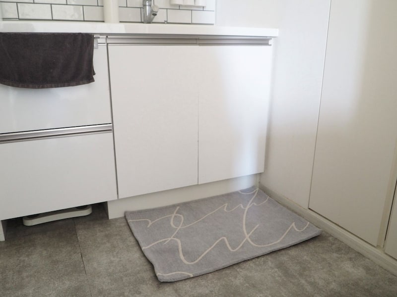 玄関に敷いたり、リビングでくつろぐときにも。「アートのようなラグマット」を暮らしに取り入れてみた話