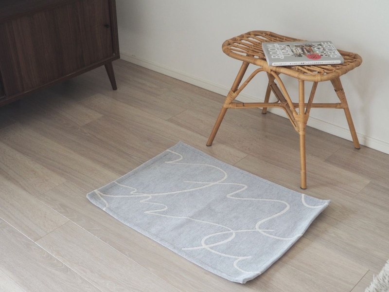 玄関に敷いたり、リビングでくつろぐときにも。「アートのようなラグマット」を暮らしに取り入れてみた話