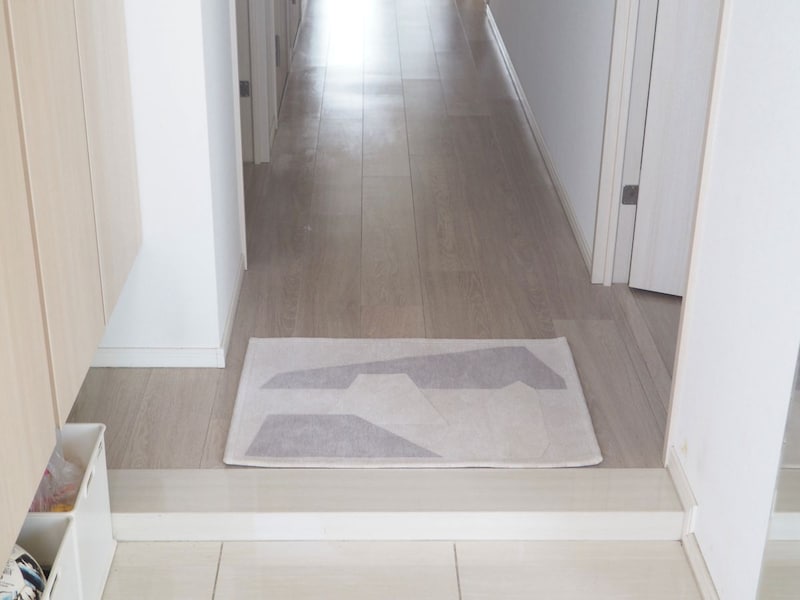 玄関に敷いたり、リビングでくつろぐときにも。「アートのようなラグマット」を暮らしに取り入れてみた話