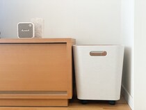 リビングの一角に置くと自然と荷物が片付く「キャスター付き収納ワイドタイプ」