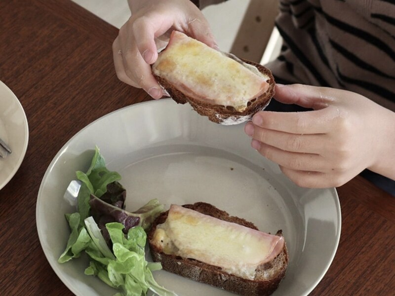 「こう見えて落としても安心！」子どもと暮らすインスタグラマーさんも太鼓判、完売人気の陶器見えプレート実用レポ