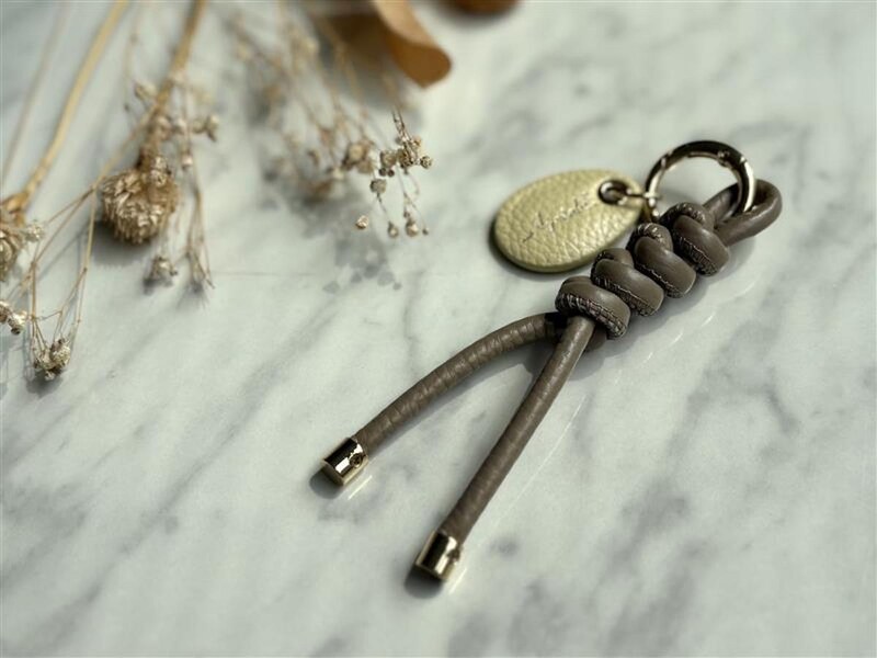 【検証】Agreable牛革チャームはどんなバッグにも合うのか！？スタッフが私物バッグで試してみました