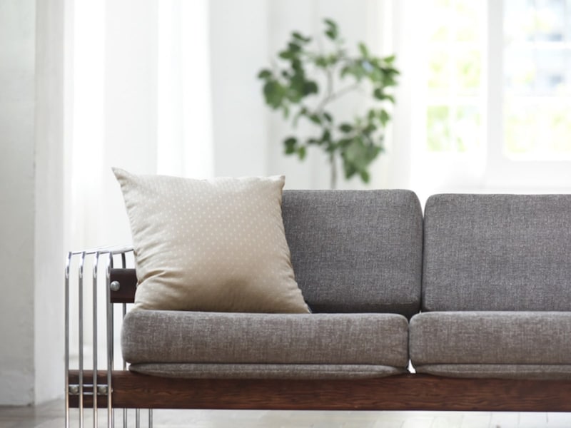 「シンプルすぎて、もはや殺風景」を卒業!クッションカバーではじめるお手軽模様替え【インスタグラマーさんのもの選び】