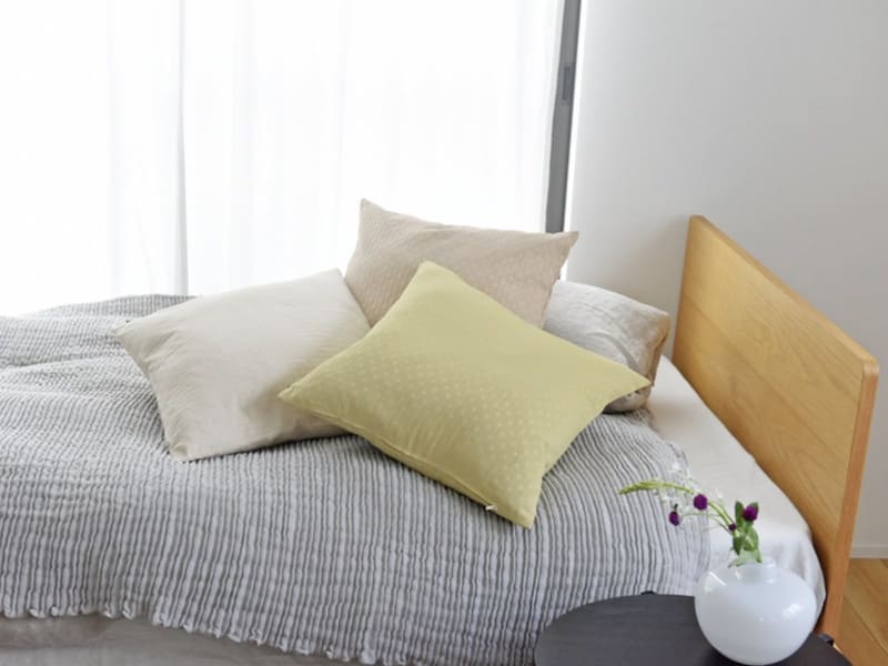 「シンプルすぎて、もはや殺風景」を卒業!クッションカバーではじめるお手軽模様替え【インスタグラマーさんのもの選び】