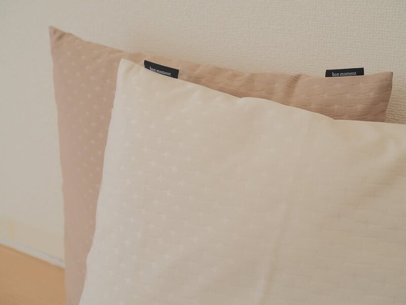 「シンプルすぎて、もはや殺風景」を卒業！クッションカバーではじめるお手軽模様替え【インスタグラマーさんのもの選び】