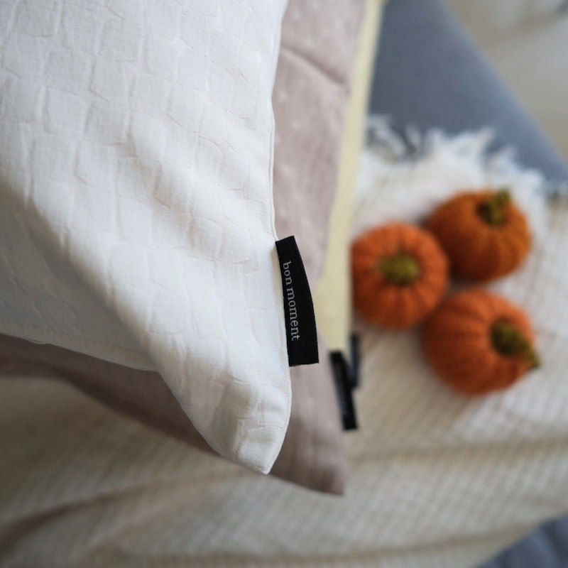 「シンプルすぎて、もはや殺風景」を卒業!クッションカバーではじめるお手軽模様替え【インスタグラマーさんのもの選び】