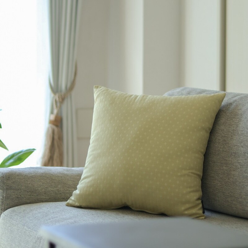 「シンプルすぎて、もはや殺風景」を卒業!クッションカバーではじめるお手軽模様替え【インスタグラマーさんのもの選び】