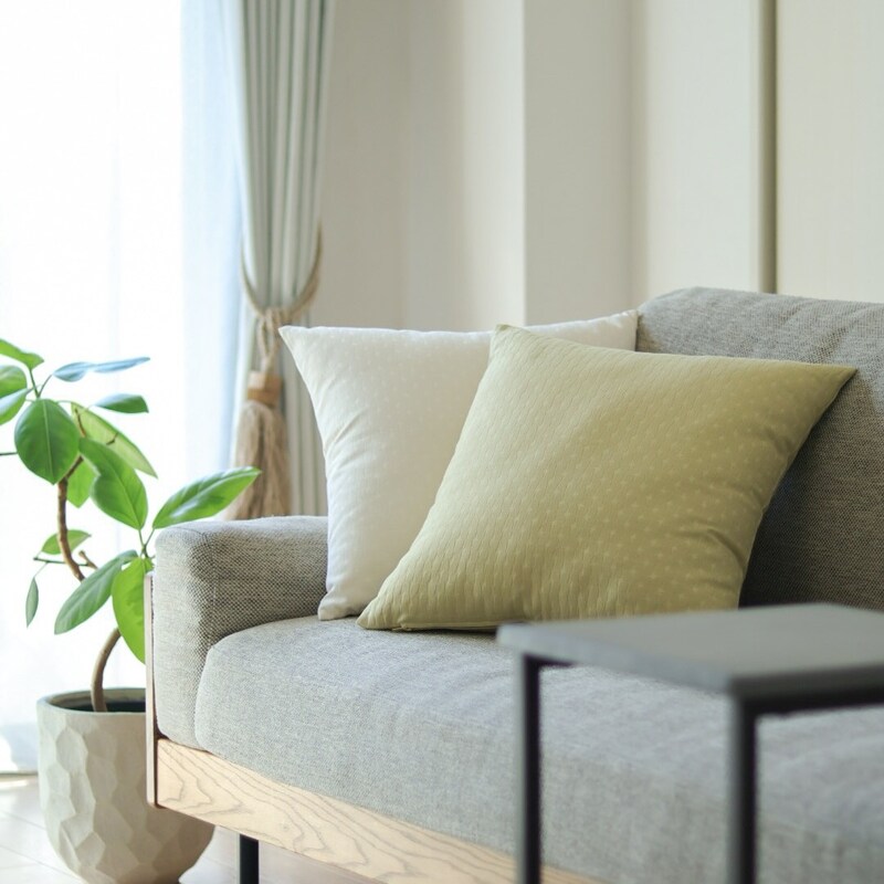 「シンプルすぎて、もはや殺風景」を卒業!クッションカバーではじめるお手軽模様替え【インスタグラマーさんのもの選び】