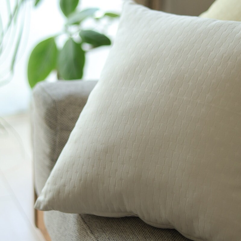 「シンプルすぎて、もはや殺風景」を卒業!クッションカバーではじめるお手軽模様替え【インスタグラマーさんのもの選び】