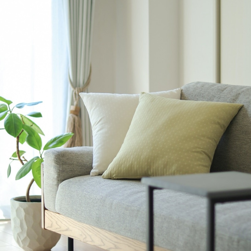 「シンプルすぎて、もはや殺風景」を卒業!クッションカバーではじめるお手軽模様替え【インスタグラマーさんのもの選び】