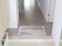 玄関に敷いたり、リビングでくつろぐときにも。「アートのようなラグマット」を暮らしに取り入れてみた話