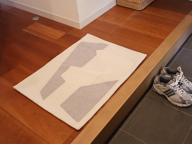 玄関にも寝室にも。インテリアに手軽にアートをプラスする「bon momentのラグマット」