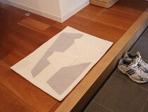 玄関にも寝室にも。インテリアに手軽にアートをプラスする「bon momentのラグマット」