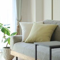 「シンプルすぎて、もはや殺風景」を卒業！クッションカバーではじめるお手軽模様替え【インスタグラマーさんのもの選び】