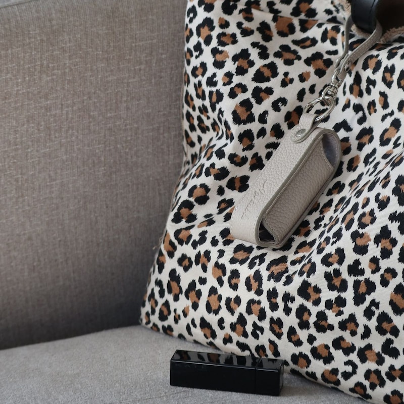 化粧直しも、身だしなみチェックも一瞬で。買って正解！スタッフのお気に入り「本革リップケース」レポ