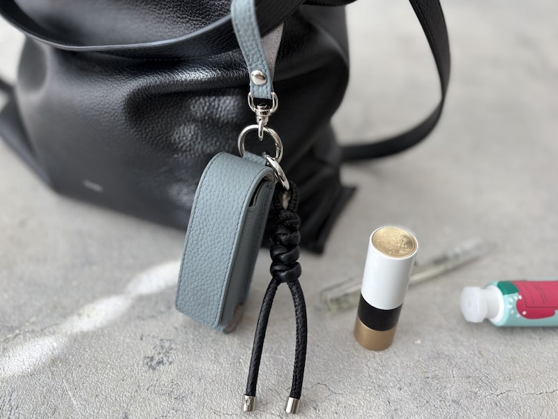 化粧直しも、身だしなみチェックも一瞬で。買って正解！スタッフのお気に入り「本革リップケース」レポ