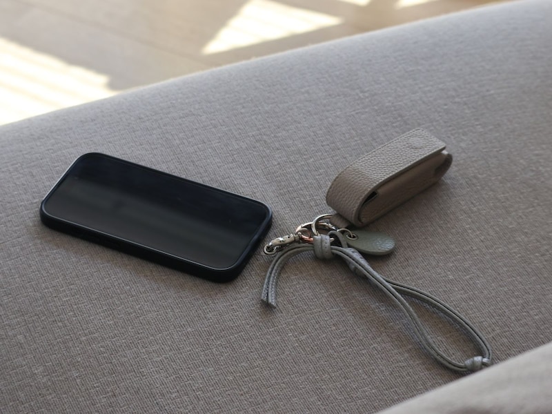 化粧直しも、身だしなみチェックも一瞬で。買って正解！スタッフのお気に入り「本革リップケース」レポ