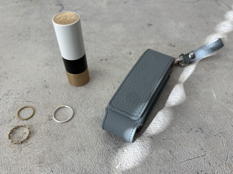 化粧直しも、身だしなみチェックも一瞬で。買って正解！スタッフのお気に入り「本革リップケース」レポ