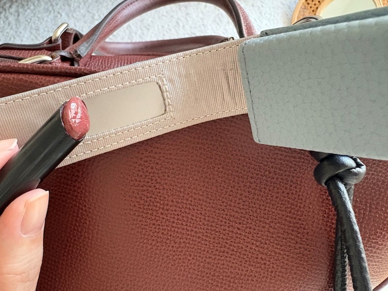 化粧直しも、身だしなみチェックも一瞬で。買って正解！スタッフのお気に入り「本革リップケース」レポ