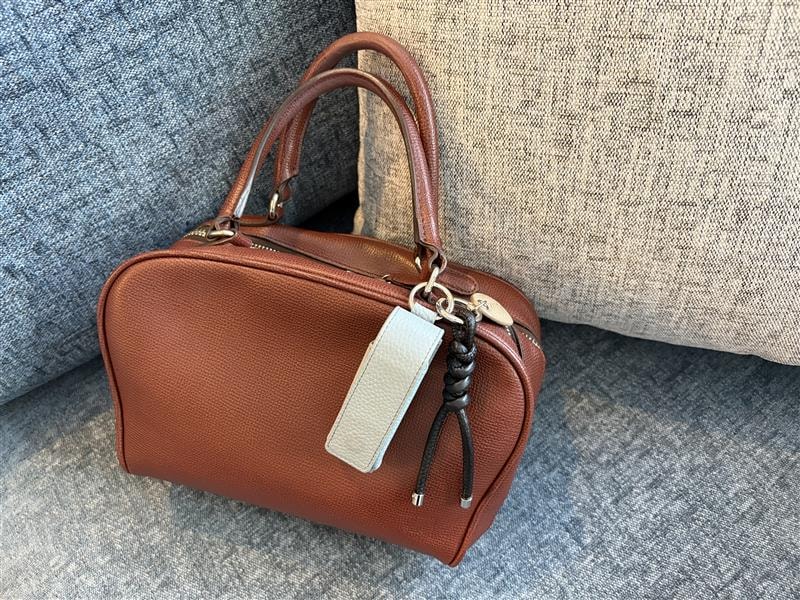 化粧直しも、身だしなみチェックも一瞬で。買って正解！スタッフのお気に入り「本革リップケース」レポ