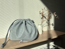 見た目以上の収納力。身軽なお出かけにぴったりの上品な巾着バッグ