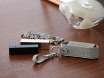 化粧直しも、身だしなみチェックも一瞬で。買って正解！スタッフのお気に入り「本革リップケース」レポ