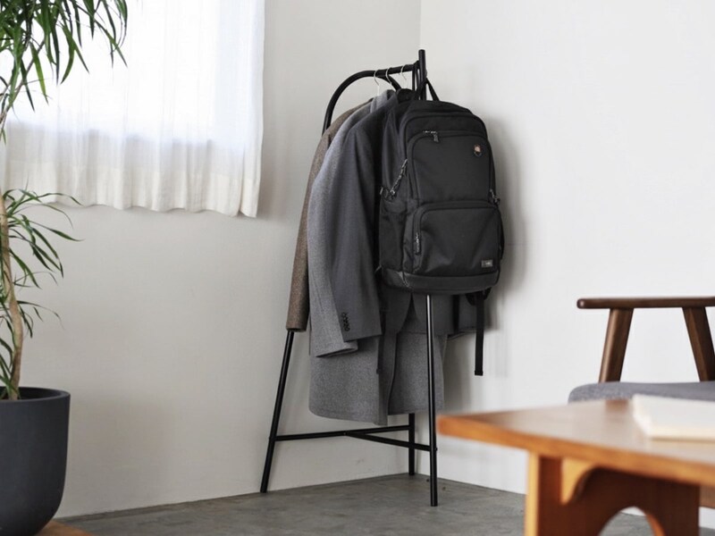 花粉のついたコートは玄関を定位置に！安定していてコンパクト・子どももかけやすいとIGさんも褒めたコートハンガーの話