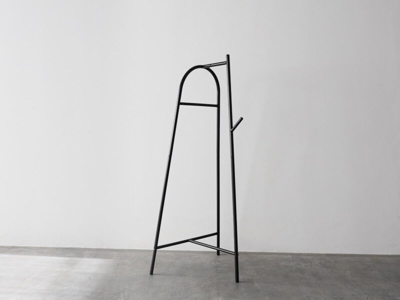 花粉のついたコートは玄関を定位置に！安定していてコンパクト・子どももかけやすいとIGさんも褒めたコートハンガーの話