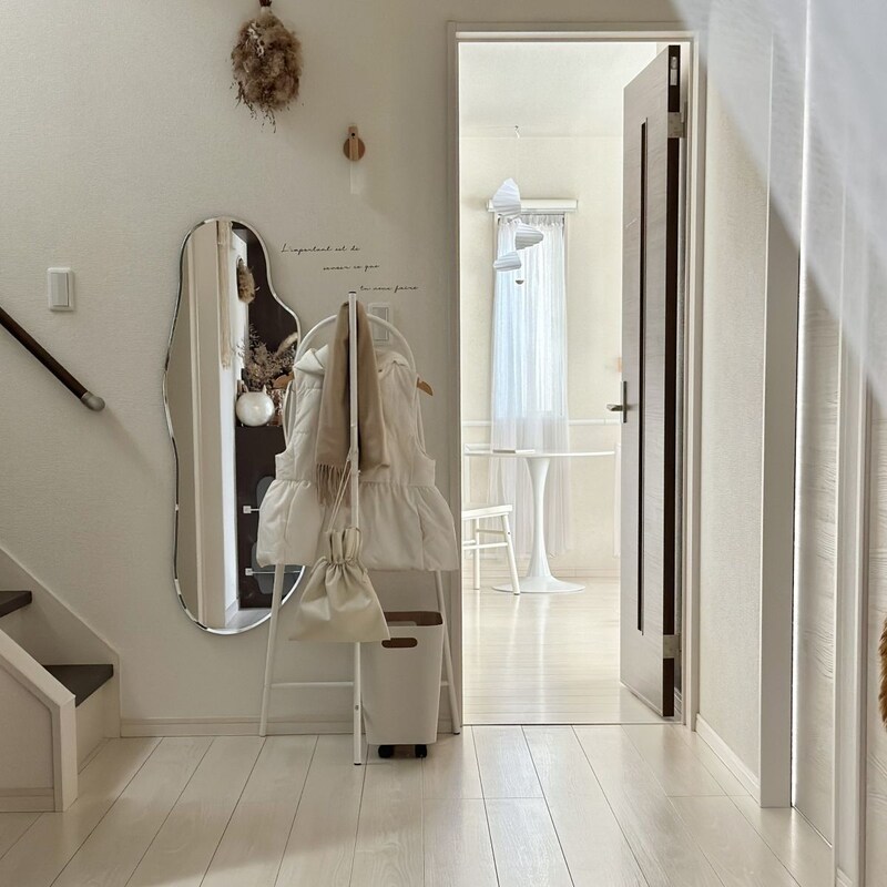 花粉のついたコートは玄関を定位置に！安定していてコンパクト・子どももかけやすいとIGさんも褒めたコートハンガーの話