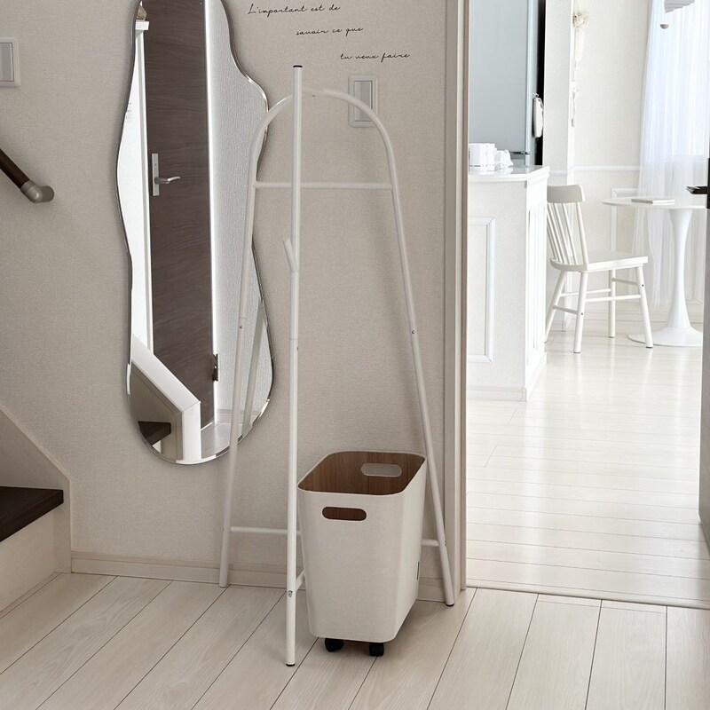 花粉のついたコートは玄関を定位置に！安定していてコンパクト・子どももかけやすいとIGさんも褒めたコートハンガーの話