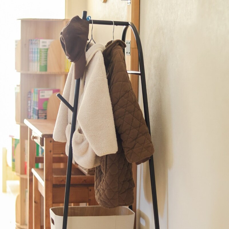 花粉のついたコートは玄関を定位置に！安定していてコンパクト・子どももかけやすいとIGさんも褒めたコートハンガーの話