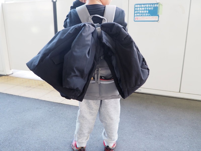外出先での「脱いだ上着どうする？」を解決！入学前に少しずつ“自分で持つ”が身につくキッズリュック