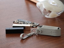 化粧直しも、身だしなみチェックも一瞬で。買って正解！スタッフのお気に入り「本革リップケース」レポ