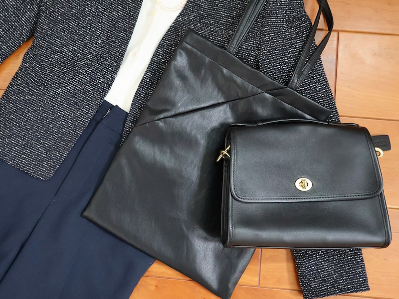 春の式典の必須アイテム。私は、オンにもオフにも使えるフェイクレザーのサブバッグを選びました。