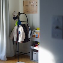 「自分で選ぶ」が嬉しいコートハンガー。子どもの成長に合わせて自由な使い方をご紹介。