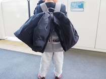 外出先での「脱いだ上着どうする？」を解決！入学前に少しずつ“自分で持つ”が身につくキッズリュック