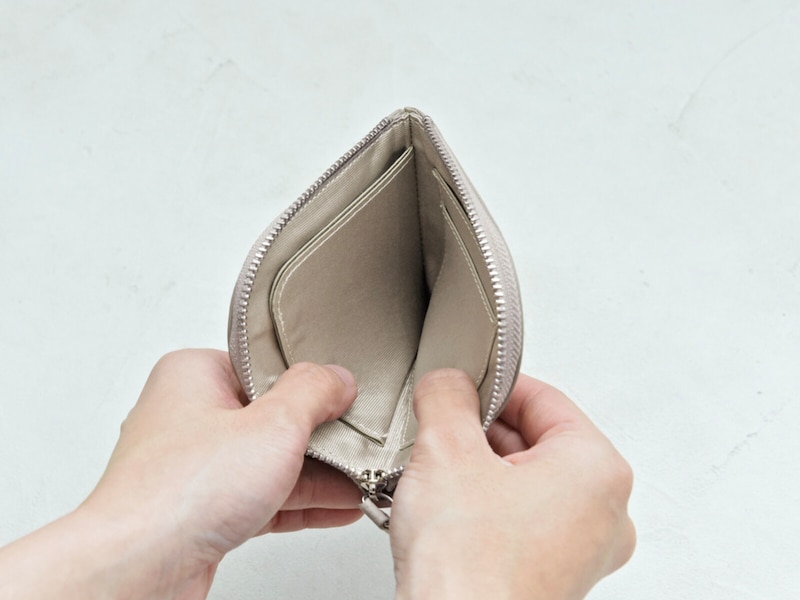 ハンカチサイズで持てる！？薄さわずか8mmの手のひら財布が、キャッシュレス時代にちょうどいい。