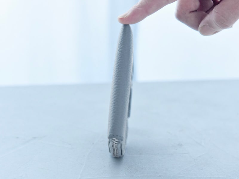 ハンカチサイズで持てる！？薄さわずか8mmの手のひら財布が、キャッシュレス時代にちょうどいい。