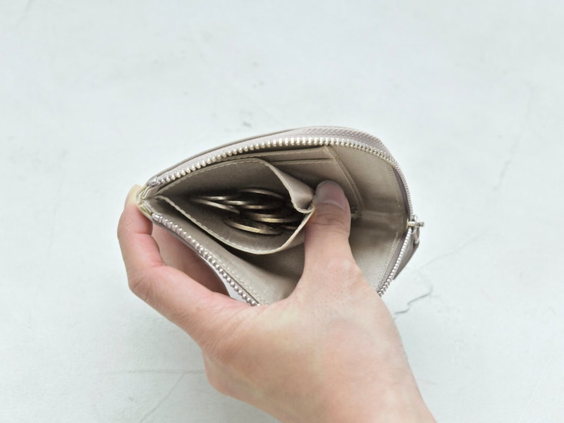 ハンカチサイズで持てる！？薄さわずか8mmの手のひら財布が、キャッシュレス時代にちょうどいい。